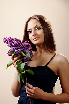 포토 JPG 해외이미지 백인 모델 여자 꽃 행복 감정 얼굴 꽃다발 백그라운드 꽃무늬 자연 휴가 갈색머리 실내 선물 한명 미소 사람 여름 뷰티 유행 봄 낭만 흰색 신선 제비꽃 냄새 라일락 해외202310 해외포토 서양인 식물 1 헤어스타일 계절 컬러 컨셉 무늬 표정 내부 신체부위 생태계 파일형식