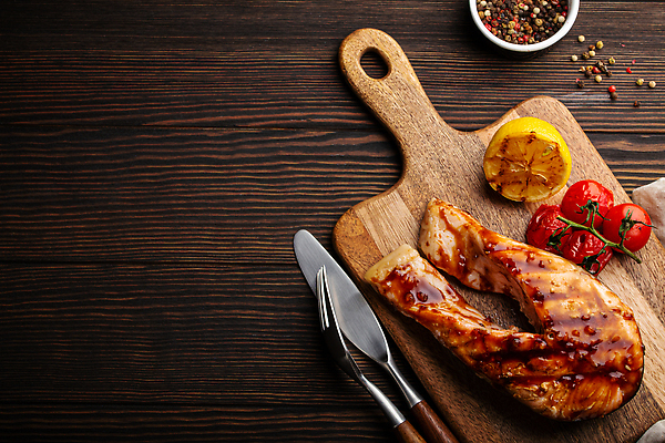 포토 JPG 해외이미지 음식 포크 토마토 스테이크 사람없음 나이프 레몬 연어 후추 나무도마 연어스테이크 해외202310 해외포토 식기 채소 과일 도마 서양음식 어류 목재 칼 향신료 파일형식