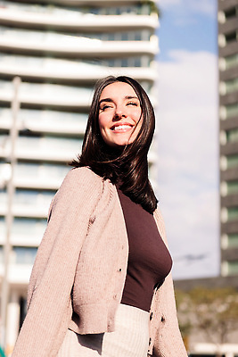 포토 JPG 해외이미지 백인 1 라이프스타일 여자 행복 거리 한명 미소 웃음 사람 성인 세로 청춘 햇빛 태양 걷기 귀여움 산책 기쁨 도시 자신감 도심 긍정 타운 스타일 카피스페이스 해외202310 해외포토 자연요소 서양인 감정 컨셉 모션 휴식 표정 생활 공백 파일형식