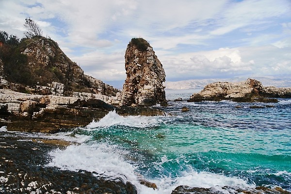 포토 JPG 해외이미지 모래 바다 섬 여행 자연 하늘 휴가 산 풍경 사람없음 야외 가로 물 여름 파란색 관광지 하이앵글 컬러풀 맑음 조약돌 바위 전원 투명 지중해 그리스 언덕 명승지 조감도 코르푸 터키석 해외202310 해외포토 자연요소 계절 유럽 뷰포인트 컬러 날씨 돌 전기에너지 보석 생태계 파일형식