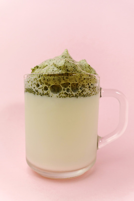 포토 JPG 해외이미지 음료 음식 유리 한국 건강 사람없음 컵 초록색 유행 얼음 거품 우유 추위 달콤 가루 설탕 녹차 크림 상쾌 솜털 라떼 핸드메이드 휘핑크림 카피스페이스 비건 맛있는 해외202310 해외포토 자연요소 식기 감정 아시아 커피 컬러 재질 유제품 차_음료 공백 맛 채식주의자 휘핑 파일형식