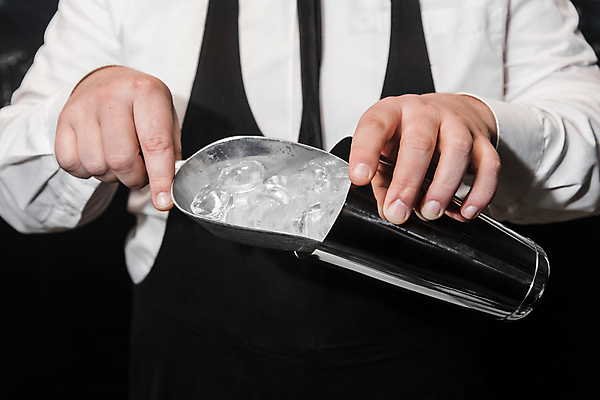 포토 JPG 해외이미지 남자 한명 정장 상반신 성인 얼음 바텐더 넣기 쉐이커 성인남자한명만 해외202310 해외포토 자연요소 1 옷 모션 사람 남자한명만 성인남자만 파일형식