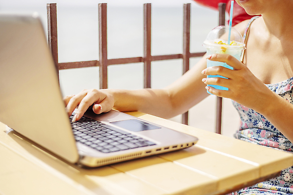 포토 JPG 해외이미지 백인 직업 라이프스타일 손 여자 교육 인터넷 비즈니스 통신 손가락 탁자 성공 직장 한명 사람 앉기 성인 금융 노트북 컴퓨터 공책 웹 타이핑 키보드 업무 작업 네트워크 이메일 닫기 연결 무선전화기 바쁨 전자 온라인 블로거 소셜 프리랜서 네트워킹 해외202310 해외포토 서양인 1 가구 컨셉 회사 모션 문구용품 생활 신체부위 경제 전자제품 전화기 파일형식