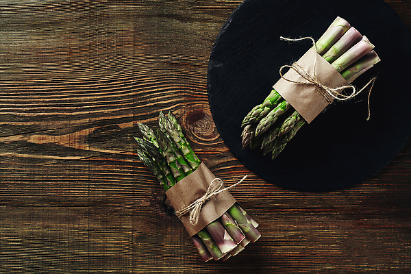 포토 JPG 해외이미지 쟁반 사람없음 하이앵글 묶기 아스파라거스 노끈 나무배경 해외202310 해외포토 줄 뷰포인트 백그라운드 채소 모션 파일형식