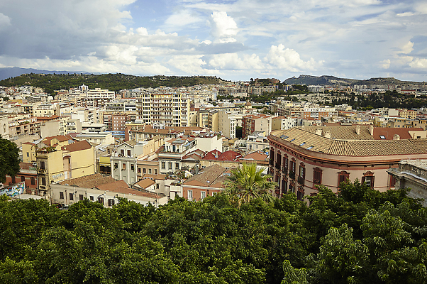 포토 JPG 해외이미지 바다 섬 여행 건축양식 자연 하늘 휴가 산 거리 안테나 파노라마 풍경 사람없음 건물 물 여름 파란색 탑 항구 이탈리아 도시 보트 지중해 언덕 장면 타운 스카이라인 수도권 해외202310 해외포토 자연요소 건축물 계절 건축 유럽 컬러 배_교통 통신 교통시설 촬영기법 생태계 지역 파일형식
