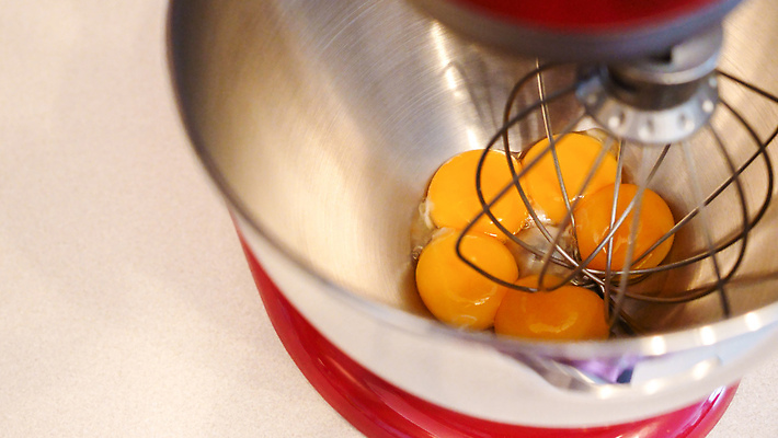 포토 JPG 해외이미지 잡화 음식 빵 백그라운드 컨셉 재료 탁자 디저트 부활절 프레임 요리 사람없음 노란색 케이크 주방 계란 식사 치킨 빵집 흰색 사발 플랫 달콤 혼합 설탕 믹서 크림 준비 날것 반죽 만들기 철사 레시피 노른자 구성 섞기 채찍 철강 플랫레이 해외202310 해외포토 기념일 컬러 가구 모션 상점 알 사기그릇 맛 닭고기요리 파일형식