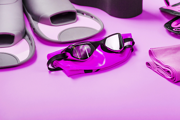 포토 JPG 해외이미지 사람없음 수건 보라색 물안경 오리발 수영모 카피스페이스 해외202310 해외포토 컬러 위생용품 공백 수영용품 파일형식
