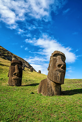 포토 JPG 해외이미지 공원 조각 섬 여행 하늘 부활절 사람없음 물 세계 조각상 숫자 역사 재산 신비 태평양 칠레 천연기념물 랜드마크 옛날 전국 해외202310 해외포토 자연요소 문자 공공시설 기념일 바다 컨셉 금융 조형물 남아메리카 파일형식