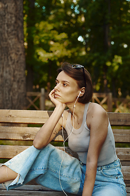 포토 JPG 해외이미지 백인 1 라이프스타일 헤어스타일 공원 여자 행복 안경 음악 이어폰 인터넷 벤치 자연 한명 사람 앉기 성인 야외 스마트폰 핸드폰 뷰티 유행 헤드폰 듣기 청바지 MP3 문신 정사각형 스타일 해외202310 해외포토 도형 서양인 잡화 공공시설 감정 음향기기 의자 바지 모션 문화예술 생활 전자제품 스마트기기 생태계 파일형식