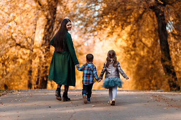 포토 JPG 해외이미지 나무 라이프스타일 계절 공원 남자 딸 행복 유럽 길 아들 어린이 잎 오렌지 가족 자연 엄마 함께함 사람 소년 야외 세명 노란색 정원 산책 시골 황금 숲 남동생 해외202310 해외포토 식물 공공시설 감정 나라 컬러 컨셉 과일 관계 휴식 생활 생태계 동생 파일형식