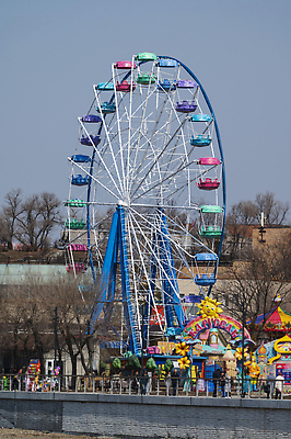 포토 JPG 해외이미지 공원 스키 사람없음 여름 파란색 축제 바퀴 원형 승차 큼 회전 회전목마 공평 해외202310 해외포토 도형 계절 공공시설 컬러 모션 겨울스포츠 놀이기구 크기 파일형식