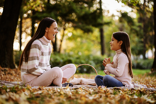 포토 JPG 해외이미지 라이프스타일 응시 계절 공원 딸 행복 어린이 잎 장난 가족 자연 놀이 엄마 갈색머리 함께함 대화 사랑 설명 미소 앉기 소녀 성인 야외 두명 햇빛 뷰티 소풍 기쁨 듣기 육아 가을 충격 해외202310 해외포토 식물 헤어스타일 시선 공공시설 여자 감정 컨셉 관계 모션 표정 말하기 사람 생활 태양 야외활동 생태계 파일형식