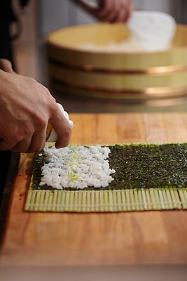 포토 JPG 해외이미지 접시 음식 밥 관리 요리 동양인 사람없음 주방 식당 일본 요리사 식사 저녁식사 초밥 매트 신선 칼 대나무 준비 만들기 롤 레시피 점심식사 해외202310 해외포토 나무 직업 식기 아시아 모션 인종 상점 일본음식 파일형식