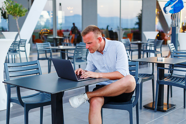 포토 JPG 해외이미지 나무 직업 라이프스타일 디자인 커플 남자 종이 커피 음악 여행 백그라운드 인터넷 비즈니스 사업가 자연 호텔 휴가 노동자 주택 수영장 한명 사람 성인 물 여름 노트북 컴퓨터 사무실 태양 스파 업무 작업 비즈니스맨 무선전화기 휴양지 전자 멀리 온라인 프리랜서 해외202310 해외포토 자연요소 식물 1 계절 음료 관계 숙소 문화예술 건물 생활 전자제품 장소 직장인 전화기 생태계 파일형식