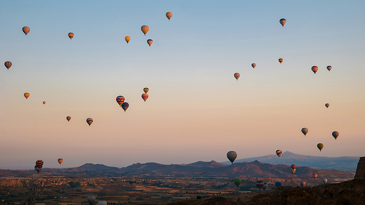 포토 JPG 해외이미지 주간 여행 백그라운드 하늘 휴가 산 카파도키아 사람없음 야외 관광지 일출 자유 열기구 기암괴석 언덕 해외202310 해외포토 자연요소 컨셉 항공교통 노을 바위_돌 파일형식 튀르키예