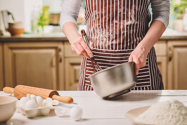 포토 JPG 해외이미지 여자 요리 한명 상반신 성인 계란 앞치마 밀가루 거품기 밀대 성인여자한명만 해외202310 해외포토 1 주방용품 사람 알 가루 여자한명만 성인여자만 파일형식