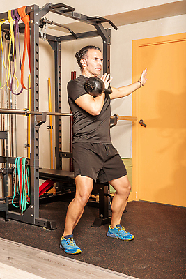 포토 JPG 해외이미지 백인 라이프스타일 여자 스포츠 십자가 신체 주전자 근육 실내 건강 한명 서기 성인 세로 운동복 운동 힘 헬스장 고통 장비 에너지 흰색 잡기 중앙 몸무게 복지 연습 어깨 체육관 근육질 언론 노력 팔 무거움 리프팅 바디케어 운동가 케틀벨 해외202310 해외포토 서양인 1 옷 감정 컬러 모션 주방용품 사람 내부 생활 신체부위 헬스 무게 사회이슈 몸매 파일형식