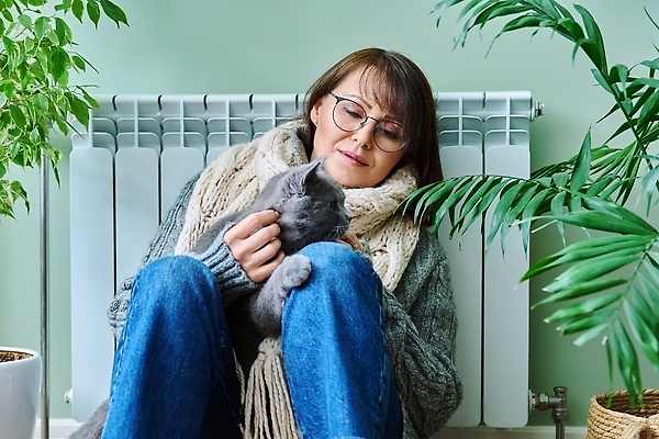 포토 JPG 해외이미지 동물 라이프스타일 계절 여자 무기 벽 중년 겨울 날씨 휴식 주택 함께함 실내 따뜻함 관리 한명 사람 앉기 내부 반려동물 고양이 방 가전제품 에너지 추위 흰색 뜨거움 난방기 스웨터 가스 시스템 난방 온도 주인 라디에이터 안락 해외202310 해외포토 1 컬러 컨셉 상의 포유류 모션 성인 건물 생활 난방용품 파일형식