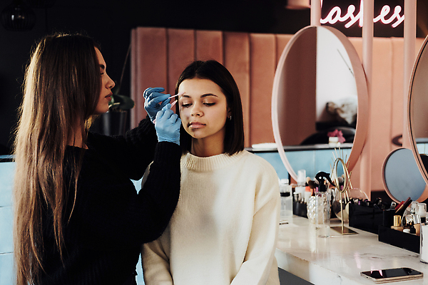 포토 JPG 해외이미지 백인 여자 갈색머리 직장 사람 두명 뷰티 상점 붓 고객 해외202310 해외포토 서양인 헤어스타일 회사 파일형식