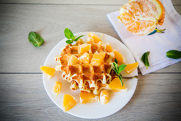 포토 JPG 해외이미지 접시 조각 오렌지 단면 사람없음 나무바닥 와플 해외202310 해외포토 식기 과일 디저트 바닥 파일형식