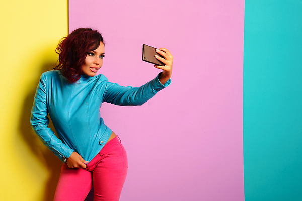 포토 JPG 해외이미지 모델 라이프스타일 헤어스타일 옷 분홍색 컬러 모바일 세포 한명 사람 스마트폰 핸드폰 뷰티 노란색 유행 카메라 스크린 검은색 사진촬영 재킷 청바지 화려 달콤 어플리케이션 선탠 셀프카메라 가죽 스마트 입술 그림 삼색 셀프 터키석 스타일 힙스터 해외202310 해외포토 1 패션 컨셉 바지 생활 신체부위 전자제품 스마트기기 촬영 외투 맛 보석 파일형식