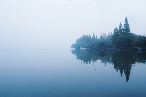 포토 JPG 해외이미지 나무 공원 호수 여행 백그라운드 자연 하늘 아침 휴가 휴식 산 동양인 사람없음 야외 물 파란색 강 뷰티 반사 일출 탑 중국 고요 일몰 새벽 낭만 연못 보트 숲 크루즈 유혹 장면 내추럴 서쪽 해외202310 해외포토 주간 자연요소 식물 건축물 공공시설 아시아 컬러 컨셉 배_교통 인종 노을 방향 생태계 파일형식