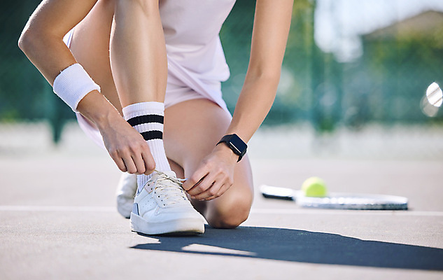 포토 JPG 해외이미지 여자 신발 발 한명 성인 야외 아웃포커스 하반신 테니스 테니스라켓 테니스장 신발끈묶기 테니스복 성인여자한명만 해외202310 해외포토 1 스포츠시설 촬영기법 사람 신체부위 운동복 구기 라켓 묶기 신발끈 여자한명만 성인여자만 파일형식