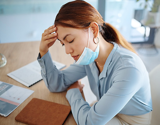 포토 JPG 해외이미지 여자 스트레스 피곤 마스크 한명 앉기 상반신 성인 옆모습 사무실 눈감음 귀걸이 공책 기댐 졸음 책상 문서 성인여자한명만 해외202310 해외포토 1 감정 뷰포인트 가구 컨셉 비즈니스 장신구 모션 문구용품 사람 여자한명만 성인여자만 파일형식