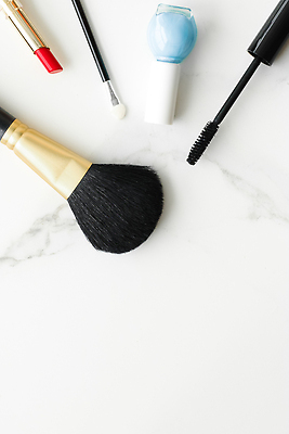 포토 JPG 해외이미지 백그라운드 사람없음 립스틱 고급 마스카라 매니큐어 대리석 메이크업브러쉬 해외202310 해외포토 컨셉 재료 화장품 붓 파일형식