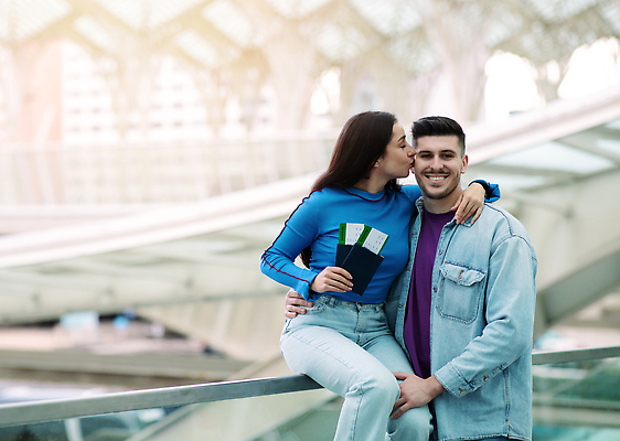 포토 JPG 해외이미지 백인 라이프스타일 커플 여행 백그라운드 컨셉 2 가족 교통시설 남편 휴가 키스 함께함 실내 사람 성인 내부 두명 여행객 여행가방 공백 짐 흰색 아내 티켓 공항 출발 터미널 카피스페이스 해외202310 해외포토 서양인 컬러 교통 가방 관계 생활 애정표현 시설 파일형식