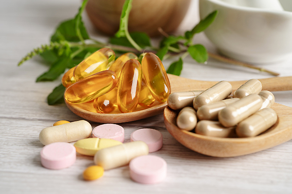 포토 JPG 해외이미지 건강 사람없음 알약 약 숟가락 허브 유기농 절구 절구방아 나무배경 해외202310 해외포토 식물 웰빙 백그라운드 의학 수저 도구 파일형식