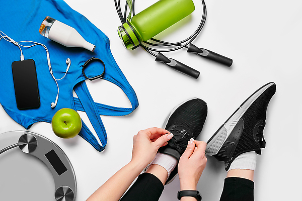 포토 JPG 해외이미지 무료이미지 여자 이어폰 운동화 한명 성인 스마트폰 운동복 하이앵글 운동 사과 물통 흰배경 체중계 줄넘기 풋사과 신발끈묶기 스마트워치 성인여자한명만 해외포토 1 옷 뷰포인트 음향기기 백그라운드 신발 과일 건강 사람 핸드폰 스마트기기 흰색 묶기 신발끈 웨어러블 여자한명만 성인여자만 파일형식