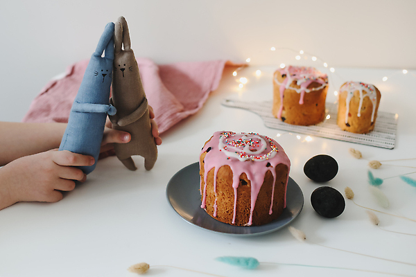 포토 JPG 해외이미지 접시 손 부활절 도마 신체부위 케이크 계란 달콤 토끼인형 알전구 해외202310 해외포토 식기 기념일 인형 전구 주방용품 디저트 사람 알 토끼 맛 파일형식