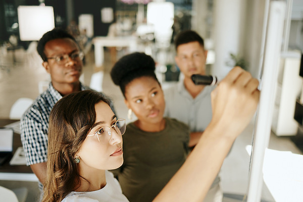 포토 JPG 해외이미지 응시 여자 남자 안경 비즈니스 회의 함께함 들기 여러명 상반신 성인 옆모습 펜 팔짱 칠판 기록 책상 성인만 해외202310 해외포토 시선 잡화 뷰포인트 가구 다수 컨셉 모션 사람 필기구 파일형식
