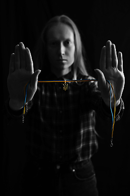 포토 JPG 해외이미지 손가락 관리 한명 내부 금발 야자수 머리 유행 희망 힘 고통 무서움 전쟁 우크라이나 노화 해외202310 해외포토 나무 1 헤어스타일 손 감정 유럽 컨셉 사람 신체부위 파일형식