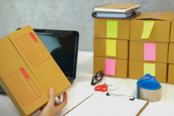 포토 JPG 해외이미지 손 안경 들기 신체부위 노트북 상자 펜 공책 메모지 책상 준비 테이프 분류 서류판 해외202310 해외포토 잡화 가구 모션 문구용품 사람 전자제품 필기구 사무용품 파일형식