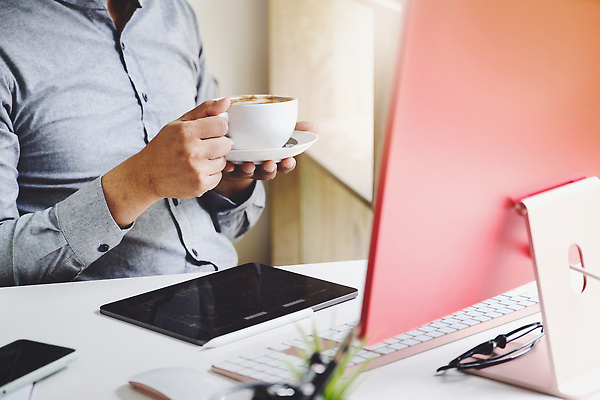 포토 JPG 해외이미지 무료이미지 남자 커피 비즈니스 실내 한명 들기 사람 성인 태블릿 사무실 모니터 비즈니스맨 커피잔 책상 해외202310 해외포토 1 음료 가구 모션 잔 내부 전자제품 스마트기기 컴퓨터 직장인 파일형식 무료콘텐츠