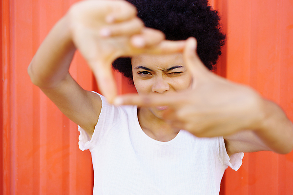 포토 JPG 해외이미지 라이프스타일 헤어스타일 손 응시 여자 행복 얼굴 흑인 백그라운드 컨셉 창문 손가락 프레임 관리 창조 한명 사람 야외 청춘 카메라 검은색 흰색 사인 시력 구성 카피스페이스 국경 해외202310 해외포토 서양인 1 시선 감정 컬러 생활 신체부위 전자제품 공백 파일형식