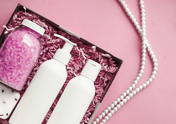 포토 JPG 해외이미지 분홍색 선물 사람없음 세트 상자 화려 병 크림 피부관리 진주 비누 패키지 스킨로션 해외202310 해외포토 식기 컬러 컨셉 위생용품 뷰티 화장품 보석 파일형식