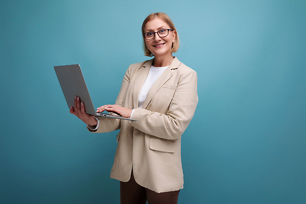 포토 JPG 해외이미지 1 응시 여자 40대 중년 50대 백그라운드 인터넷 비즈니스 주택 한명 사람 앉기 노트북 컴퓨터 태블릿 금발 뷰티 귀여움 작업 비즈니스우먼 경영자 투자 카피스페이스 해외202310 해외포토 헤어스타일 시선 컨셉 모션 성인 건물 전자제품 스마트기기 공백 직장인 리더 파일형식