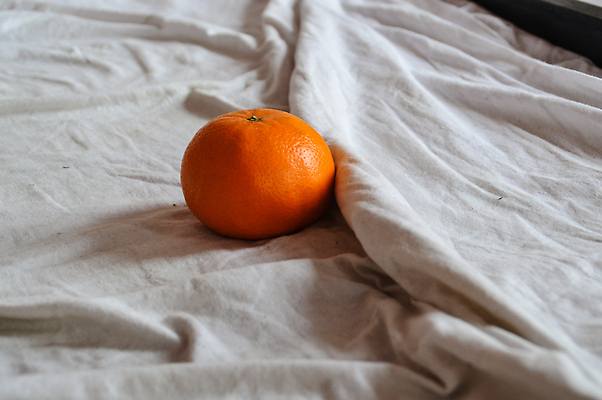 포토 JPG 해외이미지 라이프스타일 백그라운드 컨셉 오렌지 주택 건강 안전 사람없음 공백 침실 이불 닫기 심볼 고립 카피스페이스 코로나바이러스 사회적거리두기 락다운 해외202310 해외포토 캠페인 과일 침구 모션 건물 생활 바이러스 파일형식