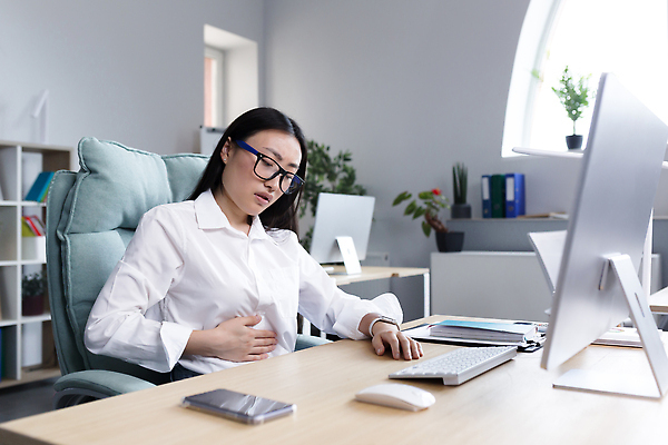 포토 JPG 해외이미지 여자 화분 안경 화초 의자 창문 책장 한명 앉기 상반신 성인 옆모습 스마트폰 사무실 모니터 키보드 마우스 스마트 책상 복통 성인여자한명만 해외202310 해외포토 식물 1 잡화 뷰포인트 가구 컨셉 비즈니스 모션 사람 핸드폰 스마트기기 컴퓨터 컴퓨터용품 질병 여자한명만 성인여자만 파일형식