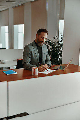 포토 JPG 해외이미지 백인 직업 1 라이프스타일 응시 남자 종이 인터넷 비즈니스 사업가 탁자 노동자 실내 한명 사람 앉기 성인 금융 노트북 컴퓨터 사무실 연필 쪽지 기록 잡기 업무 작업 비즈니스맨 상담원 스마트 책상 보고서 컨설턴트 문서 바쁨 계좌 예산 회계사 해외202310 해외포토 서양인 시선 가구 컨셉 모션 학용품 내부 생활 경제 전자제품 필기구 직장인 사무원 전문직 상담 파일형식