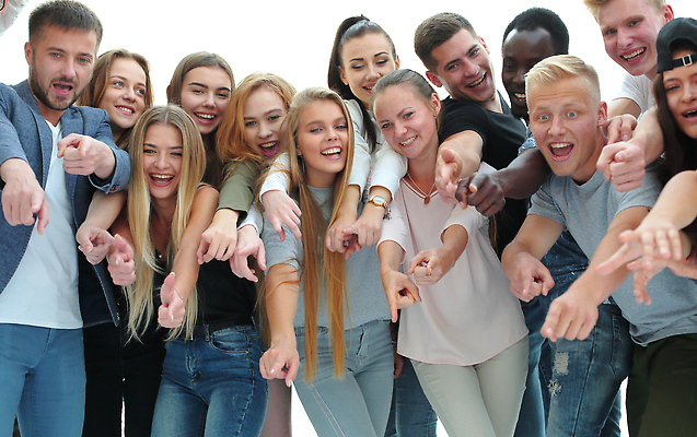 포토 JPG 해외이미지 전신 학생 라이프스타일 응시 여자 교육 남자 행복 백그라운드 컨셉 성공 함께함 광고판 웃음 사람 여러명 친구 우정 흰색 가리킴 그룹 편안함 종업원 동료 심플 열광 다민족 고립 성격 해외202310 해외포토 직업 시선 감정 컬러 다수 관계 알림판 표정 손짓 생활 감각 판 파일형식