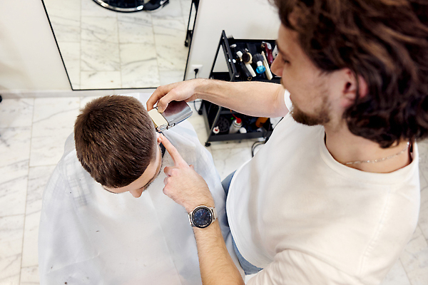 포토 JPG 해외이미지 헤어스타일 응시 남자 시계 앉기 상반신 성인 두명 하이앵글 거울 장비 망토 미용사 이발 이발소 바리깡 성인남자만 해외202310 해외포토 직업 시선 뷰포인트 모션 사람 뷰티샵 남자만 성인만 파일형식