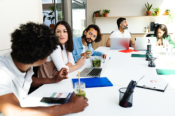 포토 JPG 해외이미지 주간 백인 직업 흑인 백그라운드 비즈니스 탁자 휴식 직장 함께함 실내 대화 설명 미소 사람 앉기 여러명 성인 초록색 친구 노트북 사무실 주스 재활용 듣기 업무 먹기 대나무 동료 5 다인종 히스패닉 밀짚 공유 점심식사 소통 단절 프로젝트 해외202310 해외포토 자연요소 서양인 나무 음료 컬러 가구 다수 컨셉 회사 관계 모션 표정 말하기 인종 내부 전자제품 숫자 식사 작업 짚 친환경 파일형식