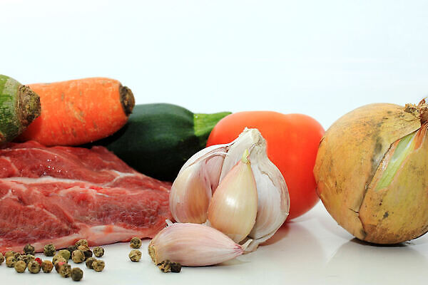 포토 JPG 해외이미지 음식 농업 토마토 채소 전구 양파 마늘 육류 요리 사람없음 초록색 식사 저녁식사 당근 소고기 수확 신선 먹기 날것 후추 모음 성분 영양분 음식준비 주키니 주키니호박 해외202310 해외포토 산업 컬러 식재료 모션 뿌리채소 한글 향신료 준비 파일형식