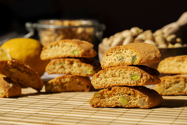 포토 JPG 해외이미지 그릇 단면 사람없음 쌓기 쿠키 나무바닥 피스타치오 홈메이드 비스코티 비건 해외202310 해외포토 식기 빵 모션 디저트 바닥 견과류 만들기 채식주의자 파일형식