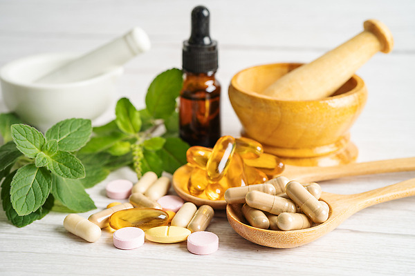 포토 JPG 해외이미지 건강 사람없음 알약 약 숟가락 스포이트 허브 유기농 절구 공병 절구방아 나무배경 해외202310 해외포토 식물 웰빙 백그라운드 의학 수저 도구 피펫 병_담는 파일형식