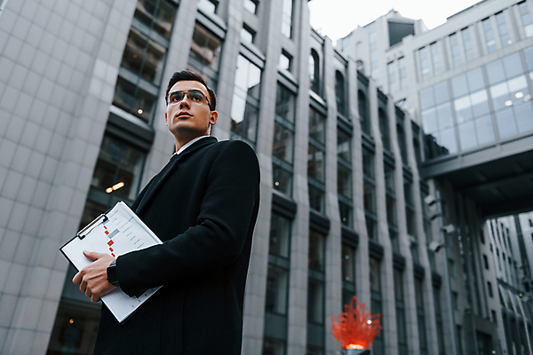 포토 JPG 해외이미지 남자 안경 그래프 한명 들기 정장 상반신 성인 옆모습 도시 직장인 비즈니스맨 스마트 서류판 성인남자한명만 해외포토 직업 1 잡화 옷 뷰포인트 컨셉 비즈니스 모션 사람 사무용품 남자한명만 성인남자만 파일형식